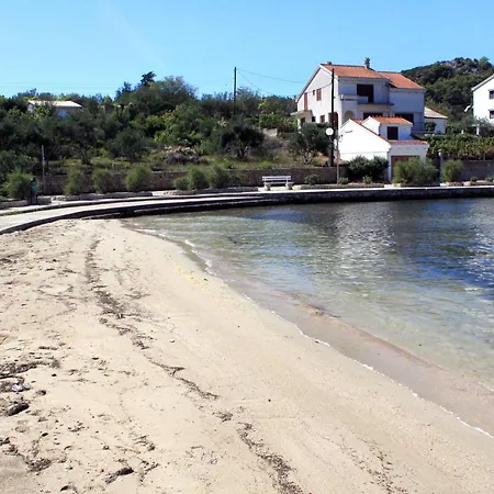 By The Sea Apartman Lukoran